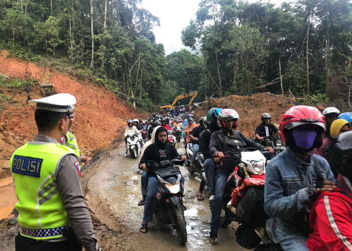 Urai Kemacetan, Personel Satlantas Diterjunkan ke Jalan Longsor KM 17