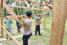 Polisi Sambang Warga dan  Gotong Royong di Way Jambu