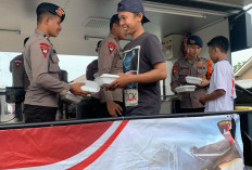 Satbrimob Polda Lampung Bagikan Ribuan Porsi Makanan untuk Korban Banjir