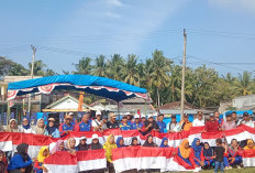 Sambut HUT Kemerdekaan RI, Kecamatan Ngambur Bagikan Bendera Merah Putih