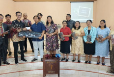 Perkuat Toleransi, Pekon Karangagung Bantu Seragam Jemaat Gereja