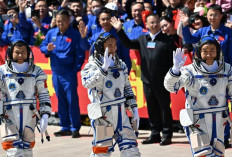 Tiga Astronaut China Gagal Pulang ke Bumi karena Pesawat Kena Puing Orbit