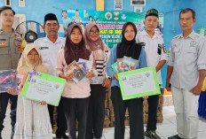 Pelajar di Ulok Manik  Terima Bantuan Buku Tulis