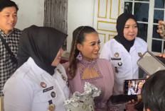 Lina Mukherjee Rayakan Kebebasan dengan Gaya Unik