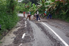 Cegah Lakalantas, Warga Bersihkan Tumpukan Krikil di Jalan Sukau-Lombok