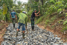 Sinergi TNI-Rakyat Bangun Pekon, Optimalkan Kegiatan Pengerasan Badan Jalan