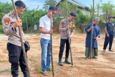 Polres Pesbar Tanam  Jagung di Lahan Pesantren