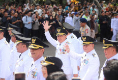 Usai Dilantik Presiden,  Parosil-Mad Hasnurin Menumpangi  Ojek Online Menuju Lokasi Sertijab