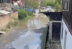 Tak Ada Drainase ,  Jalan Utama di Pekon   Gunungsugih Tergenang 