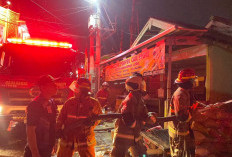 Ruko Tiga Lantai Ludes Terbakar,  Kerugian Rp300 Jutaan