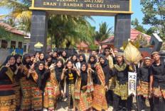 Peringati HUT Lambar Siswa SMAN 1 BNS Gelar Pawai Karnaval