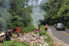 BPJN Tangani Tumpukan  Sampah di Jalan Liwa-Krui 