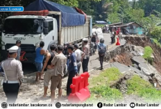Truk Fuso Berhasil Dievakuasi, Arus Lalu Lintas Liwa-Krui Kembali Lancar