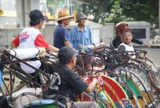 Pesiden Prabowo Subianto Bagikan Becak Listrik untuk Tukang Becak Lansia