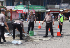 Cegah Kecelakaan, Polisi Lalin Tambal Jalan Berlubang 