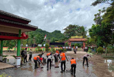 Brimob Polda Lampung Turun Tangan Membantu Korban Banjir