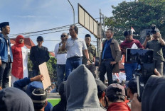 Bupati Pati Sudewo Temui Massa Aksi, Lemparan Botol Warnai Unjuk Rasa