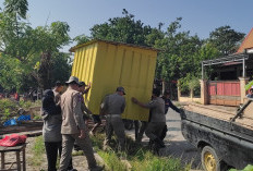 Sat Pol PP - Damkar Tertibkan Pedagang di Lapangan Merdeka