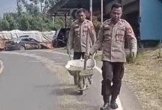 Cegah Kecelakaan,  Polsek Sekincau Bersihkan  Tumpahan Solar di Jalan Nasional 