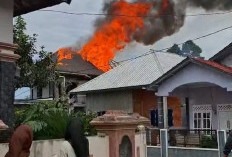 Rumah Panggung Terbakar - Korsleting Diduga Jadi Pemicu, Kerugian Ratusan Juta Rupiah 