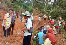 Warga dan Aparat Pekon Way Petai Tangani Longsor di Jalur Cengkaan 