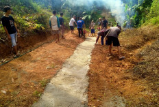 Kondisi Jalan Masih Tanah, Warga Bumi Ratu Swadaya Perbaiki Jalan