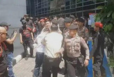 Sidang Hasto Ricuh, Massa PDIP Usir Pengunjung Diduga Provokator
