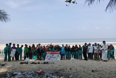 Sejumlah Komunitas Bersih-bersih Pantai