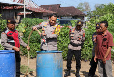 TERDAMPAK KEMARAU  Polisi Bagikan Air Bersih di Padang Dalom