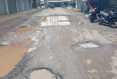 Jalan Rusak Belah Pasar Pajarbulan,  Aktivitas Jual Beli Terganggu