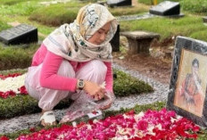 Inul Daratista Ziarah ke Makam Titiek Puspa, Tunjukkan Rasa Kehilangan Mendalam