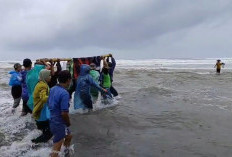 Viral! Warga Terpencil di Pesisir Barat Tandu Ibu Melahirkan Lewat Pinggiran Pantai Untuk Medis Darurat