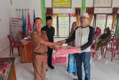 Dorong Produksi Pertanian,  Sukamaju Bagikan Pupuk,  Terpal Kopi dan Bibit Siger 