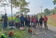 Kompak,  Warga Sinarteladan   Bersihkan Bahu Jalan 