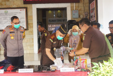 Kejari Lambar Musnahkan  Barang Bukti 59 Perkara 