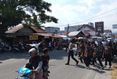 Satlantas Sosialisasi Tertib Lalu Lintas di Depan SMPN 1 Krui