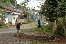 Warga Pantau Bersihkan Lingkungan Sekitar Polsek 