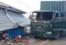 Warung Nasi di KM 45 Kalianda Hancur di Seruduk Truk Box 