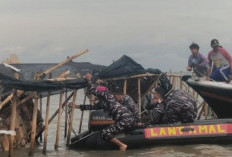 TNI AL dan Warga Bersama-sama Bongkar Pagar Laut di Tangerang