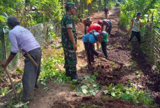 Babinsa Komandoi Gotong Royong Bersihkan Jalan Pekon 