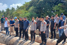 Kayu Gelondongan Berserakan di Tanjung Setia Belum Jelas Penanganannya