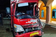 Dua Truk Serempetan dan Tabrak Tiang Masjid 
