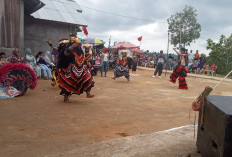 Pentas Seni Jaran Kepang Meriahkan Pergantian Tahun 