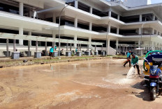 DLH Kerahkan Ratusan Petugas, Bersihkan Sisa Banjir di Komplek Pemkab Pesbar