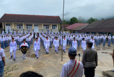 Jadi Pembina Upacara Di Sman 1 Sumberjaya,  Kapolsek Sumberjaya Beri Pesan Penting 