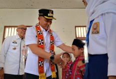 Bagikan Seragam Gratis, Parosil: Bukan Sekadar Pakaian,  tapi Simbol Kesetaraan Pendidikan