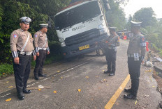 Kendaraan R6 Abaikan Larangan, Jalur Liwa-Krui Lumpuh Berjam-Jam