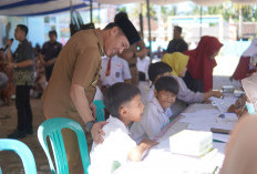 Momen 100 Hari Kerja, Bupati dan Wabup Pesbar Tinjau Langsung Vaksinasi Balita