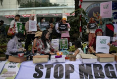 Ibu-ibu Geruduk Kantor BGN, Desak Pemerintah Hentikan Program MBG