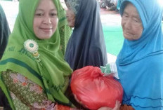 Muslimat NU Ranting Tanjung Raya Sukau Salurkan Bantuan Sembako 